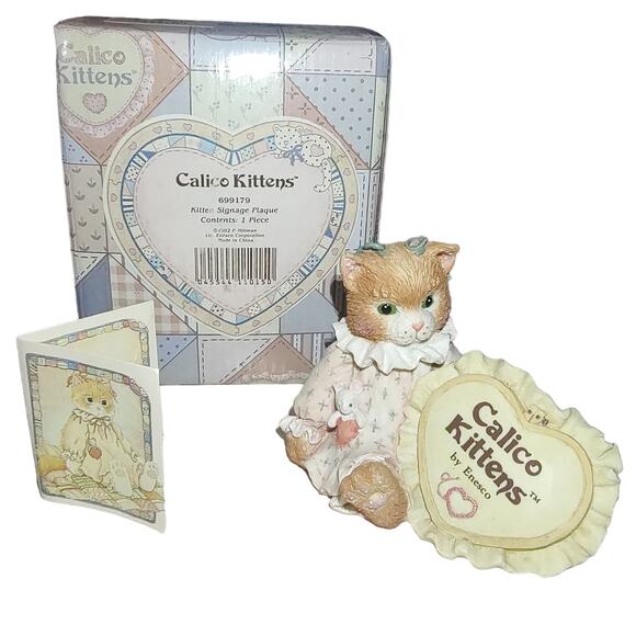 Enesco Calico Kittens Love Heart Signage Plaque 1992 #699179 Ruffle Cat Figurine - Picture 1 of 10